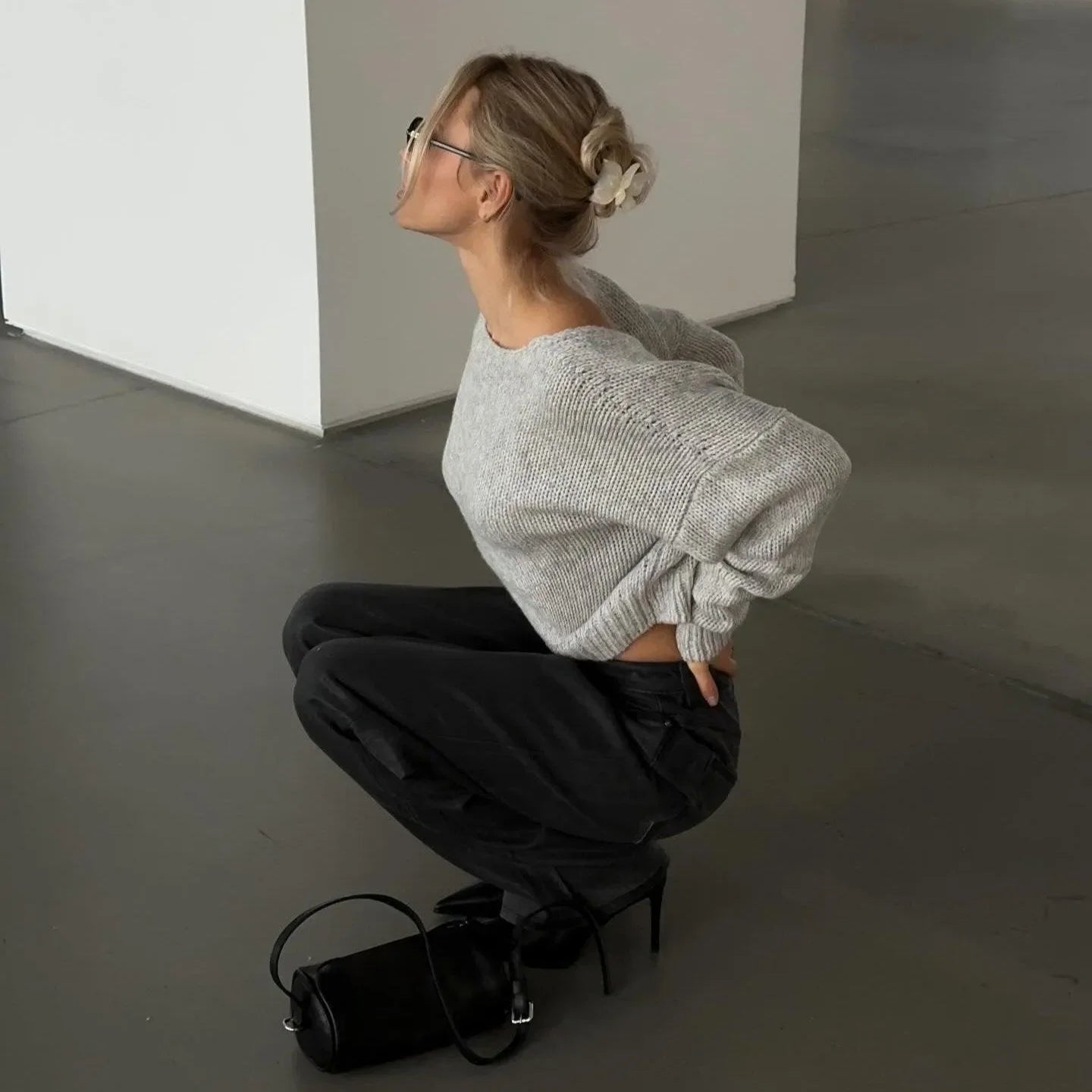 knit sweater with rolled sleeves and high-waisted pants, casual look