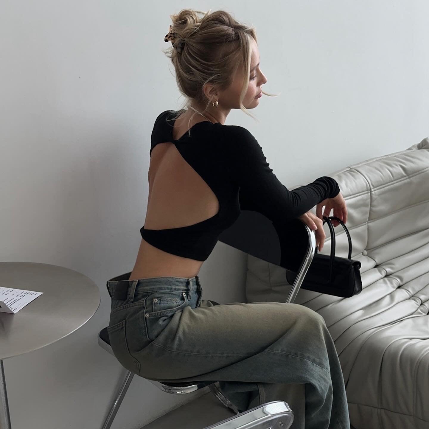 Backless long-sleeve top in black, casual-chic style