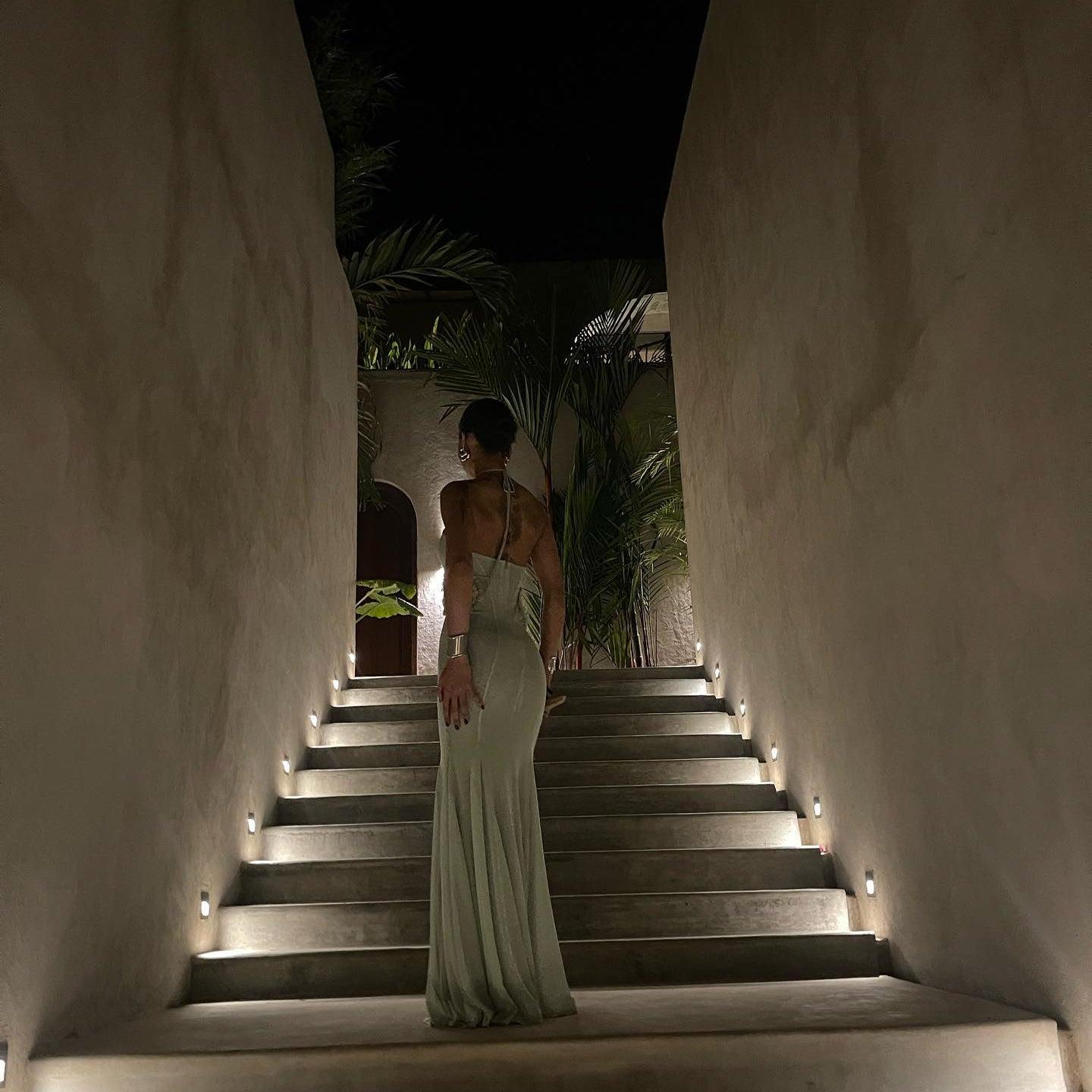 Backless maxi dress with halter neck, elegant evening wear