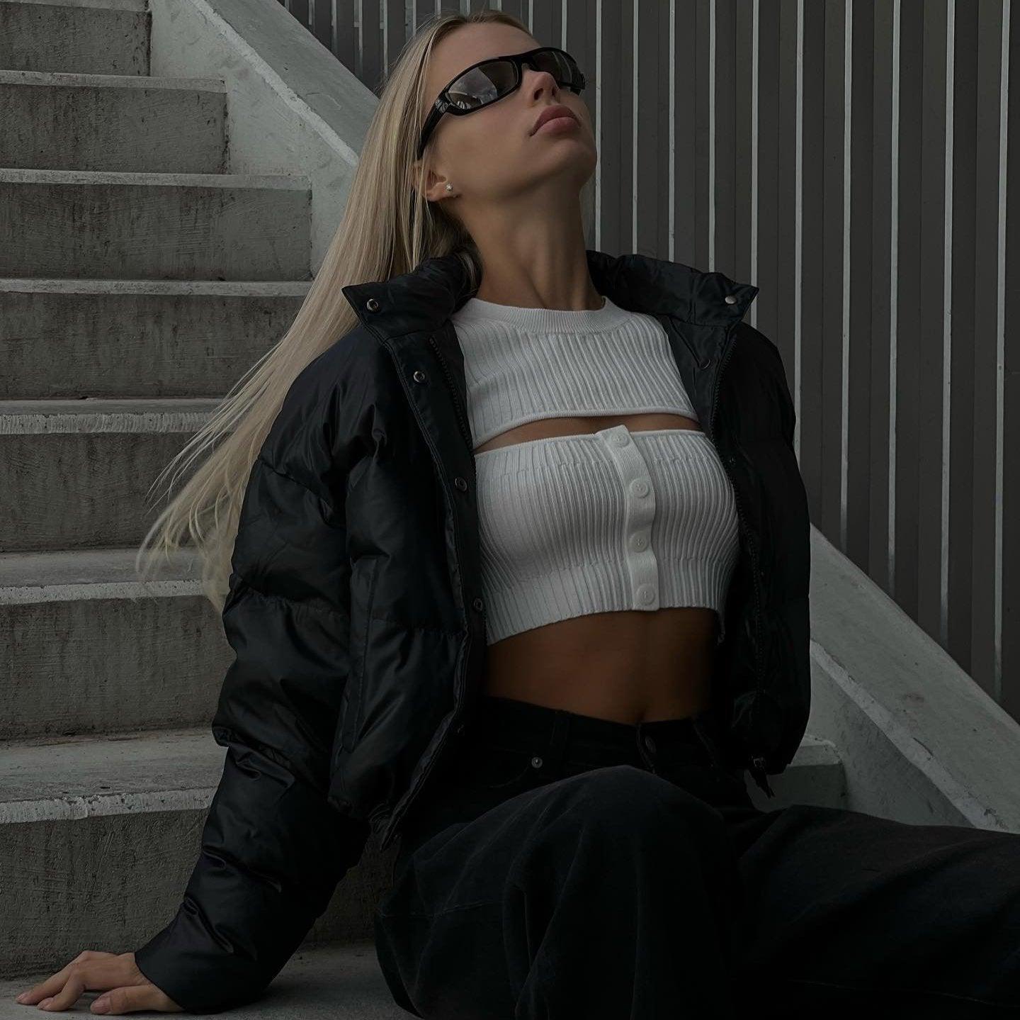 ribbed white crop top with button detail, casual look