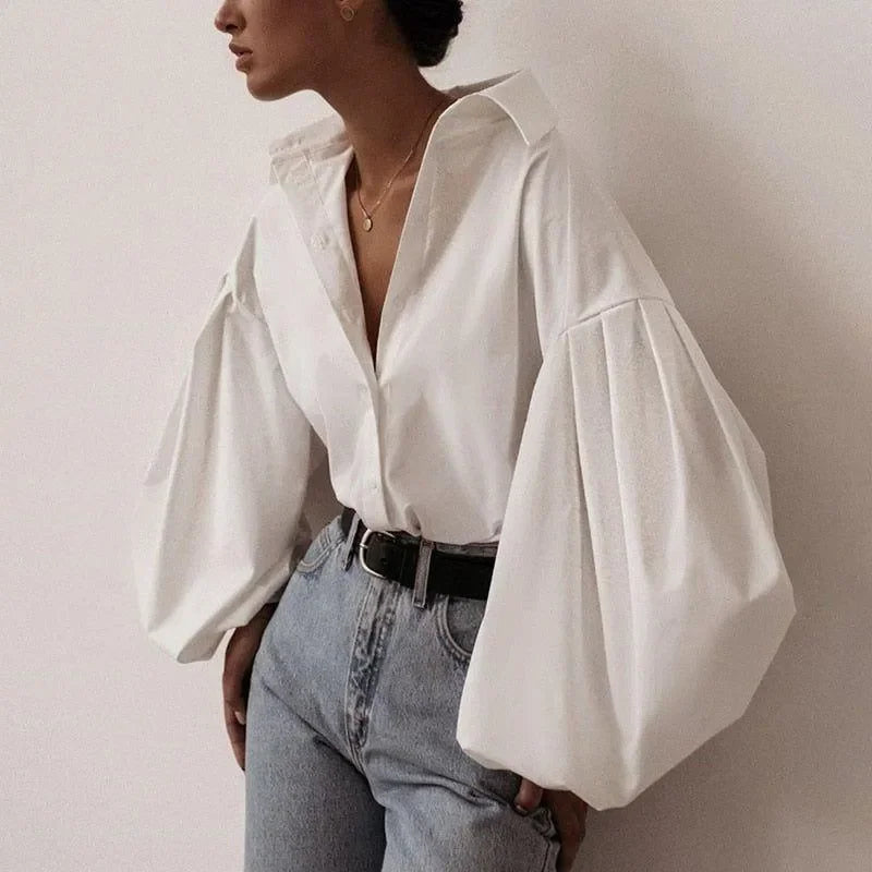 white blouse with balloon sleeves, casual chic look