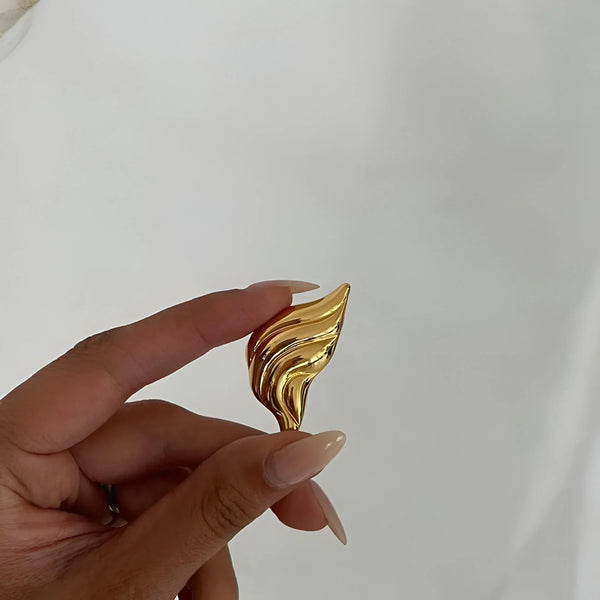 Gold leaf-shaped ring, elegant accessory piece